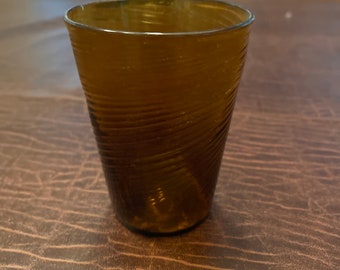 Vaso antiguo con remolino marrón
