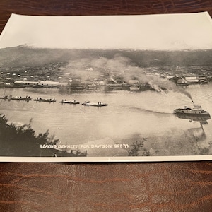 Antica foto in bianco e nero della corsa all’oro nello Yukon Klondike “Late Departure Getting a Tow” University Yukon Archives