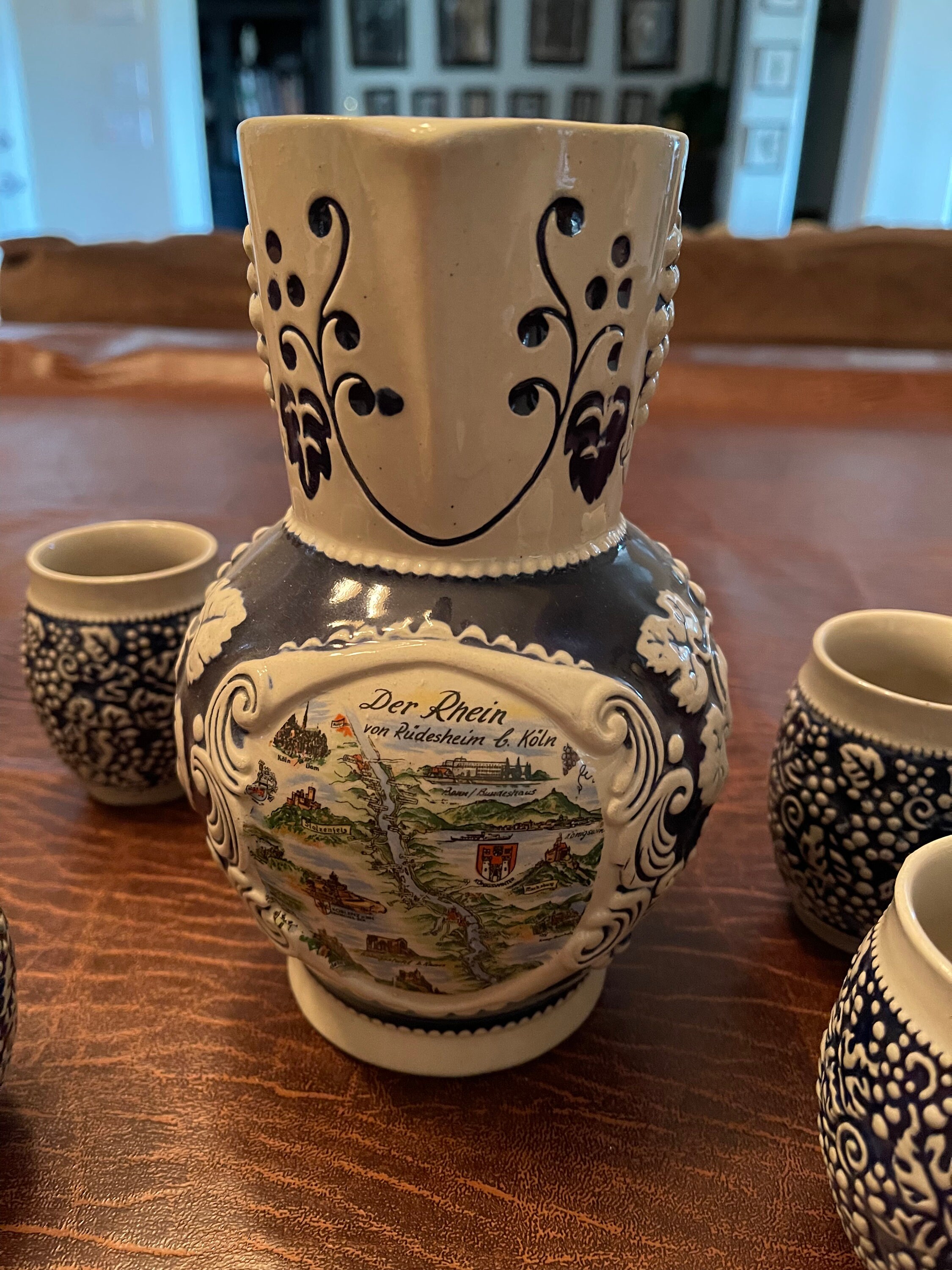 のコサックをモチーフにした磁器製ビンテージのデキャンタ ライン川のデキャンタとそれに合わせたカップ4個 - デキャンタに地図が