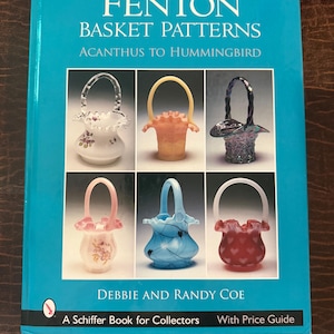 Puede incluir: Un libro turquesa titulado "Fenton Basket Patterns" con varios diseños de cestas de vidrio. La portada del libro muestra seis cestas de vidrio de colores con asas. El libro es de Debbie y Randy Coe y es un libro Schiffer para coleccionistas.