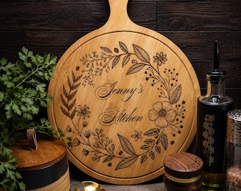 Gravierte Bambus CHARCUTERIE oder Schneidebrett, PERSONALISIERT, Blumenkranz