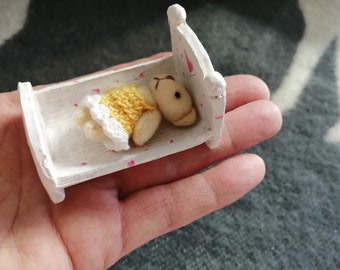 Casa de muñecas Cama, Mini cama, Cama de cerámica, Cama con un oso de peluche, Regalo de cumpleaños, El sueño de las princesas