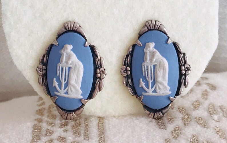 Antique 1920/'s sterling silver WedgeWood porcelain intaglio screw back earrings In fantastic condition ready to wear out Subtle patina