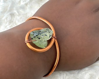 Manchette jonc en cuivre avec grappe d'épidotes, bijoux grande taille