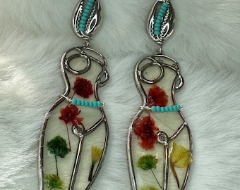 Boucles d'oreilles en forme de corps de femme avec fleurs pressées, mois de l'histoire des femmes, bijoux en résine, acceptation de soi, coquillage cauri, boucles d'oreilles de taille.