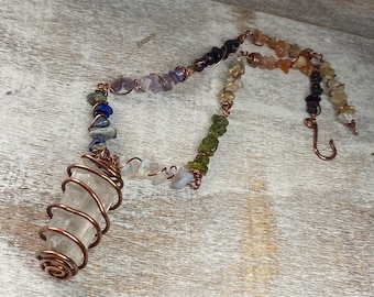 Collana di cristallo avvolto in filo di rame, girocollo, gioielli Chakra, gioielli arcobaleno, quarzo trasparente