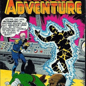 Puede incluir: Una portada de cómic con un equipo de superhéroes llamado "The Doom Patrol". La portada se titula "My Greatest Adventure" y presenta a un hombre que se transforma en una criatura con un cuerpo negro y amarillo. El texto en la portada dice: "¡Llegas tarde, Automaton! En un segundo, tu aliado Negative-Man será totalmente destruido, incapaz de volver a su cuerpo humano!"