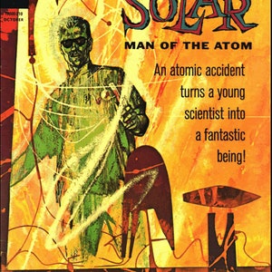 K&ouml;nnte beinhalten: Ein Vintage-Comic-Cover mit einem Mann in einem gr&uuml;nen Anzug, der eine leuchtende Kugel in der Hand h&auml;lt. Das Cover ist gelb, orange und rot mit dem Titel "Doktor Solar, Mann des Atoms" und dem Text "Ein Atomunfall verwandelt einen jungen Wissenschaftler in ein fantastisches Wesen!"