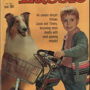 Peut inclure: Couverture de bande dessin&eacute;e vintage avec le titre "Lassie" en rouge. L'image montre un chien de berger et un jeune gar&ccedil;on &agrave; v&eacute;lo. Le texte dit : "Un danger invisible suit Lassie et Timmy, devenant plus mortel &agrave; chaque minute qui passe !" La bande dessin&eacute;e est de Dell.