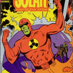 K&ouml;nnte beinhalten: Ein Comic-Cover mit dem Superhelden Doctor Solar, Mann des Atoms. Er tr&auml;gt ein rot-gr&uuml;nes Kost&uuml;m mit einem gelben Atomzeichen auf der Brust. Das Cover ist vor einem Hintergrund aus gelben und orangefarbenen Flammen.