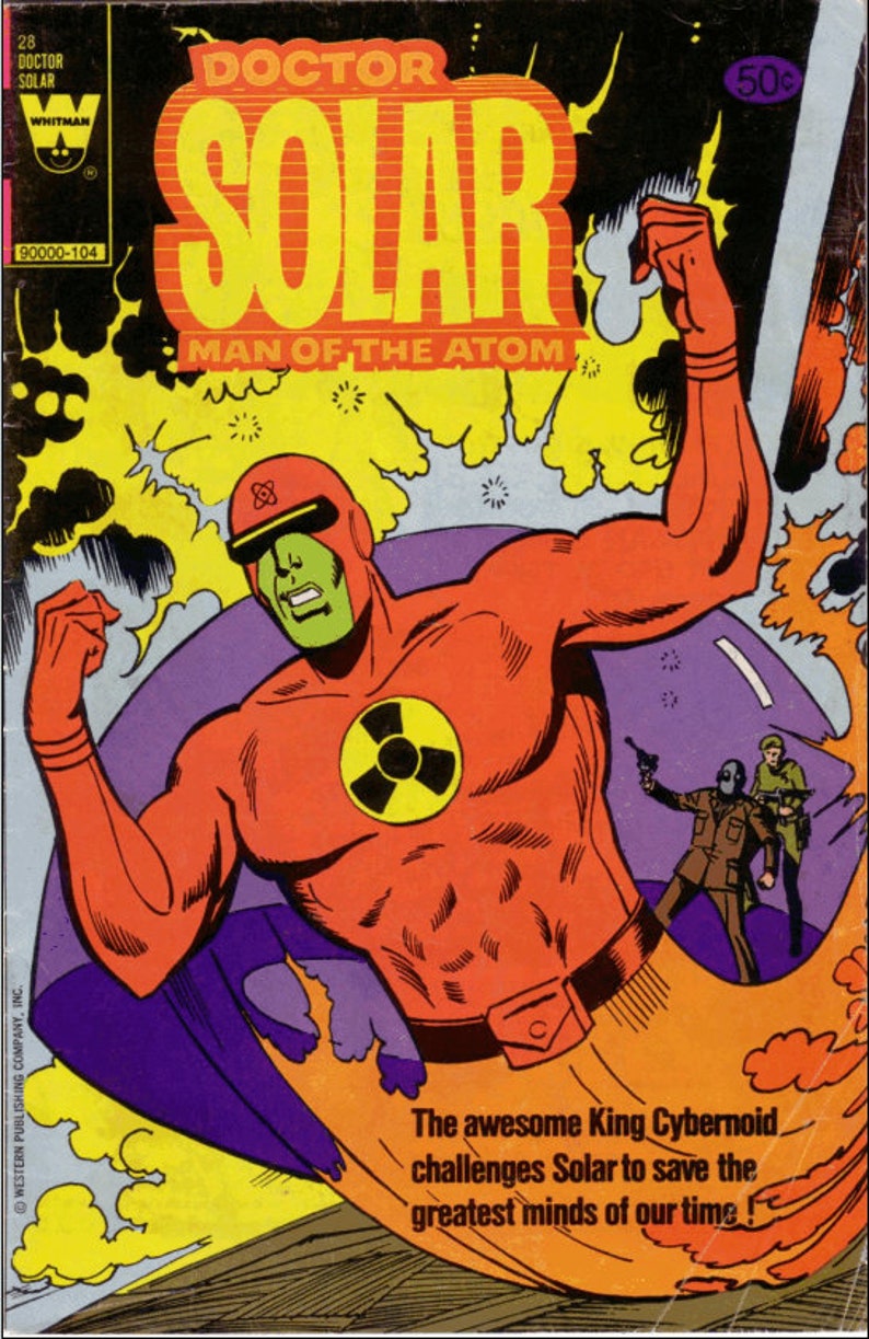 K&ouml;nnte beinhalten: Ein Comic-Cover mit dem Superhelden Doctor Solar, Mann des Atoms. Er tr&auml;gt ein rot-gr&uuml;nes Kost&uuml;m mit einem gelben Atomzeichen auf der Brust. Das Cover ist vor einem Hintergrund aus gelben und orangefarbenen Flammen.
