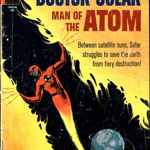 K&ouml;nnte beinhalten: Ein Vintage-Comic-Cover mit einem roten Superhelden, Doctor Solar, Man of the Atom, der mit einer gelben Spur durch den Weltraum fliegt. Der Text auf dem Cover lautet "Doctor Solar, Man of the Atom" und "Zwischen Satellitensonnen k&auml;mpft Solar darum, die Erde vor der feurigen Zerst&ouml;rung zu retten!"