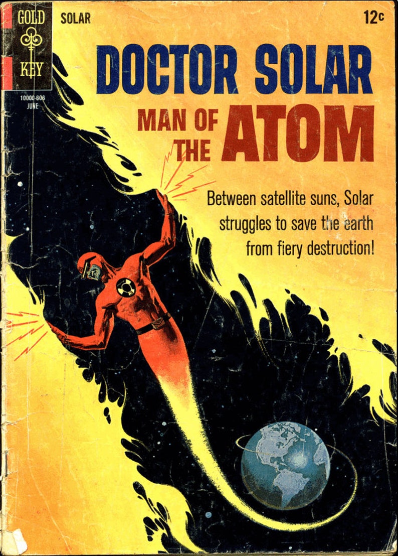 K&ouml;nnte beinhalten: Ein Vintage-Comic-Cover mit einem roten Superhelden, Doctor Solar, Man of the Atom, der mit einer gelben Spur durch den Weltraum fliegt. Der Text auf dem Cover lautet "Doctor Solar, Man of the Atom" und "Zwischen Satellitensonnen k&auml;mpft Solar darum, die Erde vor der feurigen Zerst&ouml;rung zu retten!"