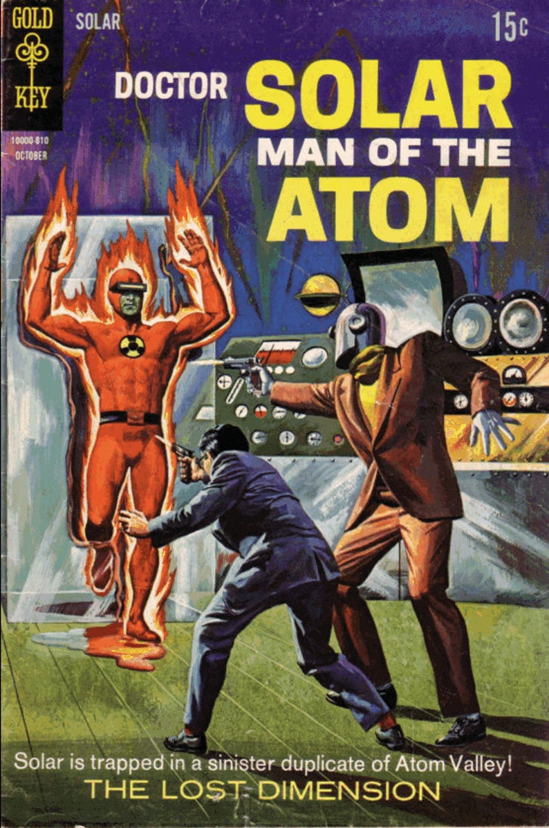 K&ouml;nnte beinhalten: Ein Comic-Cover mit einem roten und gelben Superhelden, der in einem Labor steht und von einer leuchtenden Aura umgeben ist. Der Titel auf dem Cover lautet "Doctor Solar Man of the Atom" und "The Lost Dimension".