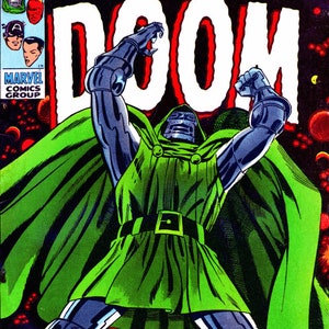 Op de afbeelding: Een comicboekomslag met Doctor Doom, een superschurk met een groene cape en een metalen masker, tegen een donkere achtergrond met sterren en planeten. De titel "MARVEL SUPER-HEROES! PRESENTS: DOCTOR DOOM" staat in grote, vetgedrukte letters.
