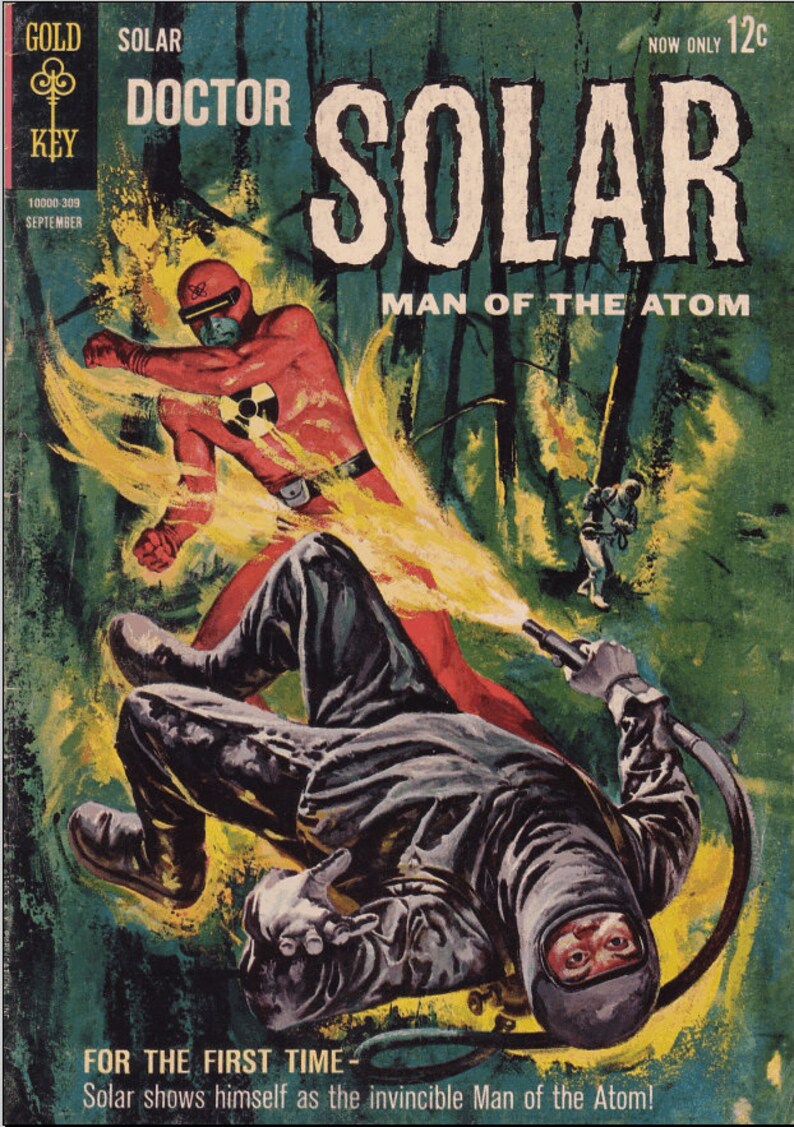 K&ouml;nnte beinhalten: Ein Comic-Cover mit einem Superhelden in einem roten Anzug mit einem gelben Atomzeichen auf der Brust, der gegen einen Schurken in einem schwarzen Anzug und Helm k&auml;mpft. Das Cover ist mit "Doktor Solar, Mann des Atoms" betitelt und der Text "Zum ersten Mal - Solar zeigt sich als der unbesiegbare Mann des Atoms!" befindet sich unten.