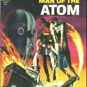 K&ouml;nnte beinhalten: Ein Vintage-Comic-Cover, das eine dramatische Szene zeigt, in der ein Mann in einem rot-schwarzen Kost&uuml;m eine Frau von einem brennenden Schiff rettet. Der Titel des Comics lautet "Solar Man of the Atom" und der Text lautet "Part Man! Part Robot! King Cybernoid strikes an atomic blow at his arch enemy - Solar!"