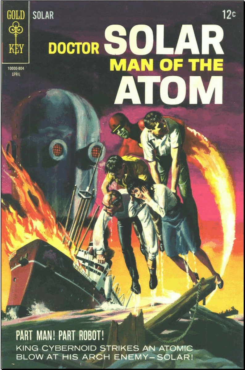 K&ouml;nnte beinhalten: Ein Vintage-Comic-Cover, das eine dramatische Szene zeigt, in der ein Mann in einem rot-schwarzen Kost&uuml;m eine Frau von einem brennenden Schiff rettet. Der Titel des Comics lautet "Solar Man of the Atom" und der Text lautet "Part Man! Part Robot! King Cybernoid strikes an atomic blow at his arch enemy - Solar!"