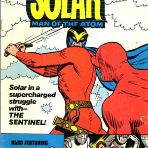 K&ouml;nnte beinhalten: Comic-Cover mit einem roten und blauen Superhelden, Doctor Solar, Mann des Atoms, der gegen einen roten und blauen Schurken, The Sentinel, k&auml;mpft. Das Cover zeigt auch ein kleineres Bild eines Roboterk&auml;mpfers, Magnus Robot Fighter 4000 A.D.