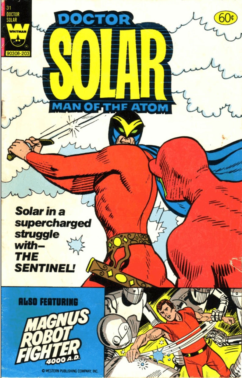 K&ouml;nnte beinhalten: Comic-Cover mit einem roten und blauen Superhelden, Doctor Solar, Mann des Atoms, der gegen einen roten und blauen Schurken, The Sentinel, k&auml;mpft. Das Cover zeigt auch ein kleineres Bild eines Roboterk&auml;mpfers, Magnus Robot Fighter 4000 A.D.