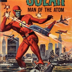 K&ouml;nnte beinhalten: Ein Comic-Cover mit einer roten und gr&uuml;nen Illustration eines Superhelden, Doctor Solar, der vor einer Stadtkulisse steht. Der Text auf dem Cover lautet "Doctor Solar, Man of the Atom".