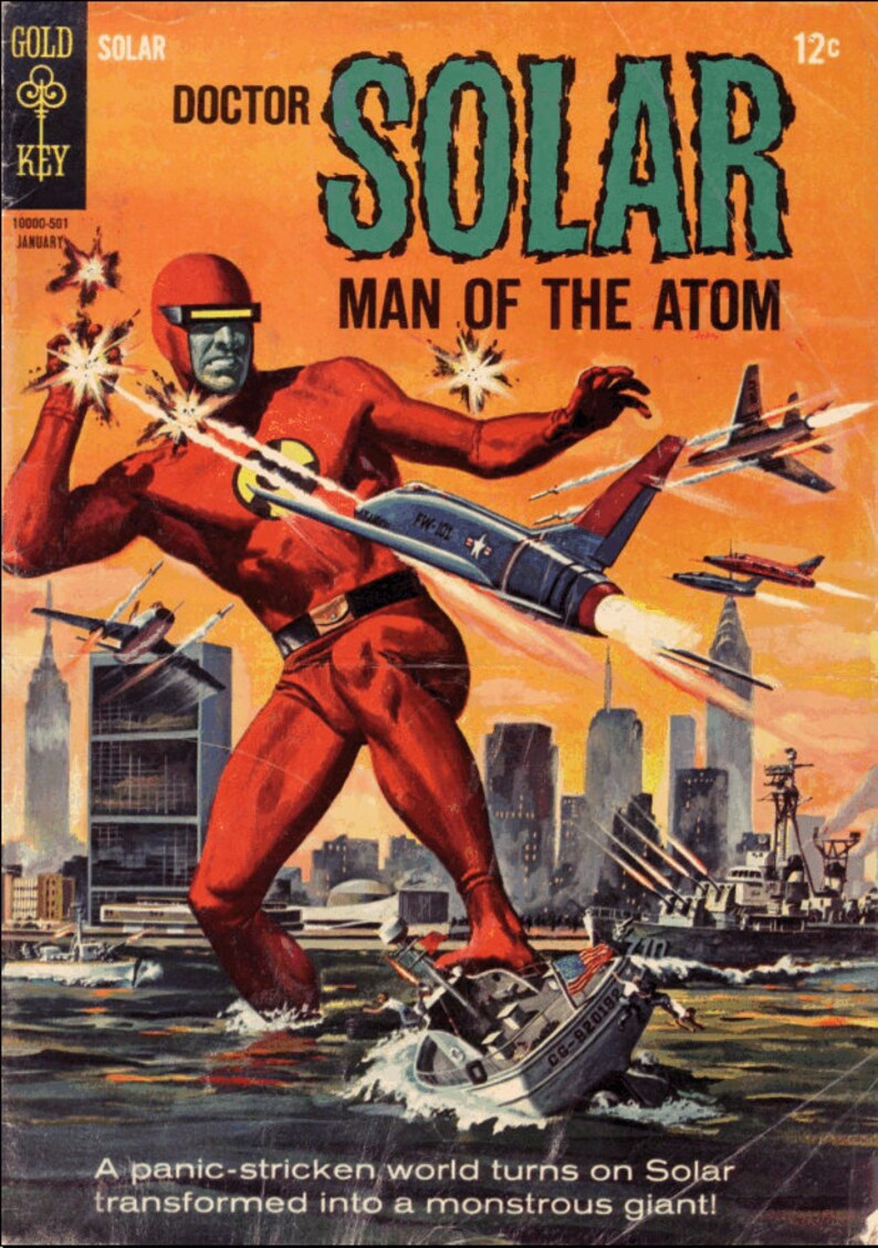 K&ouml;nnte beinhalten: Ein Comic-Cover mit einer roten und gr&uuml;nen Illustration eines Superhelden, Doctor Solar, der vor einer Stadtkulisse steht. Der Text auf dem Cover lautet "Doctor Solar, Man of the Atom".