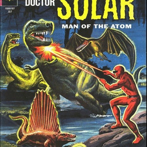 K&ouml;nnte beinhalten: Ein Comic-Cover mit einem roten Superhelden, Doctor Solar, der gegen eine Horde pr&auml;historischer Kreaturen k&auml;mpft. Der Text auf dem Cover lautet "Doctor Solar, Man of the Atom."