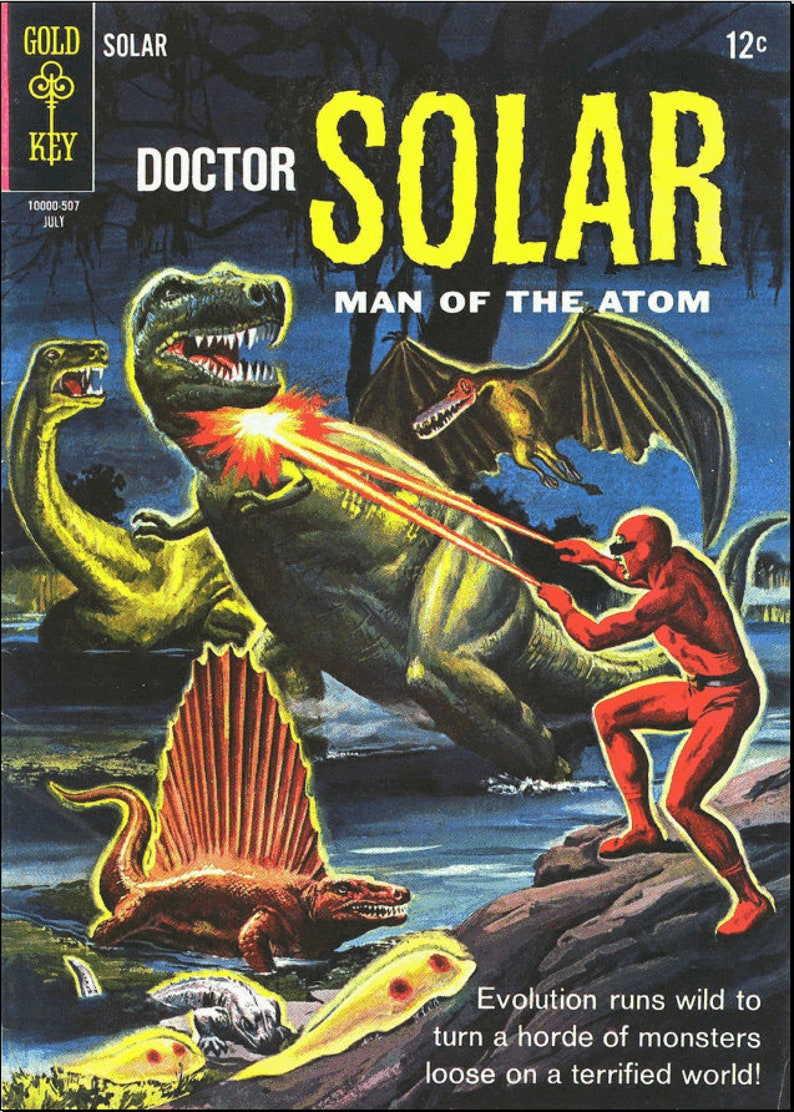 K&ouml;nnte beinhalten: Ein Comic-Cover mit einem roten Superhelden, Doctor Solar, der gegen eine Horde pr&auml;historischer Kreaturen k&auml;mpft. Der Text auf dem Cover lautet "Doctor Solar, Man of the Atom."