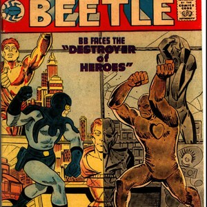 Peut inclure: Couverture de bande dessin&eacute;e vintage de Blue Beetle n&deg; 5, avec une sc&egrave;ne d'action dynamique. La couverture affiche le titre "Blue Beetle" en grandes lettres, avec le texte "BB faces the Destroyer of Heroes". La bande dessin&eacute;e est de Charlton Comics.