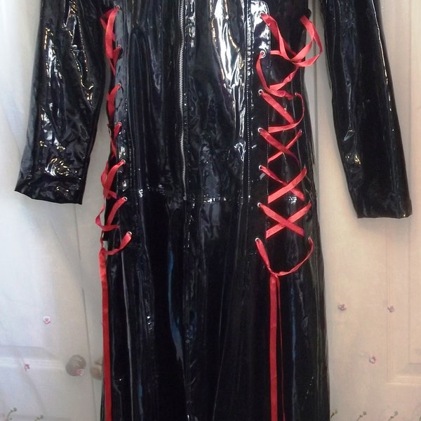 Tenue de scène punk gothique. Corset lacé en PVC noir et rouge sur le côté et dans le dos. Manteau long taille 12, doublure rouge
