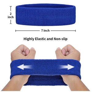 Puede incluir: Una cinta para la cabeza azul, de 5 cm de ancho y 18 cm de largo. Se muestra el texto "Highly Elastic and Non-slip". La cinta se estira para mostrar su elasticidad.
