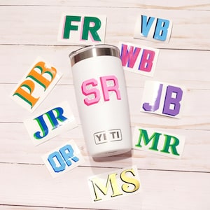 Doppelschichtiges Schatten-Monogramm-Abziehbild-Vinyl. Monogramm-Aufkleber sind ideal für Becher, Telefon, Koffer, Wasserflasche, Laptop und Aufbewahrungsbehälter