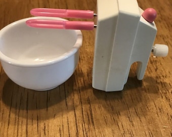Barbie-pop mini opwindbare keukenmixer roze kloppers vintage en grote kom