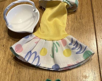 Gele jurk Barbie-pop met groene Francie schoenen met lage hak en vierkante neus, mand