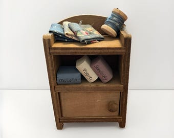 Puppenhaus Miniatur Nähschrank aus Holz mit Zubehör, 8 x 5 cm