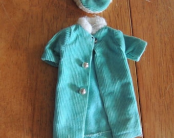 Barbiepop maat blauwe corduroy jas, hoed, witte rand van nepbont mod vintage kleding