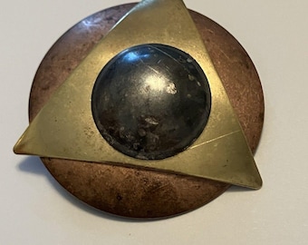 Vintage modernistische brutalistische gemengde metalen statement broche cirkel driehoek jaren 80