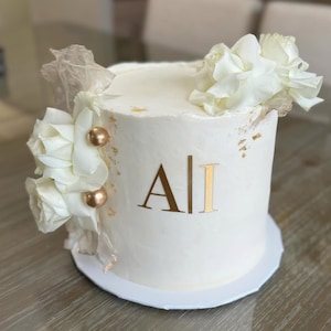 Dijes de letras para tartas personalizados: decoraciones personalizadas, elegantes y únicas para añadir un toque especial a tartas de cumpleaños, bodas o eventos.