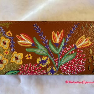 Cartera de mujer inspirada en la naturaleza pintada a mano
