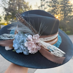 Chapeau fedora femme noir bleu ciel orné de fleurs brûlées de cowboy Chapeau de cow-girl personnalisé automne Chapeau de foire de rodéo Chapeau de concert