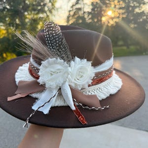 Women&#39;s Fall Brown Rust Cream Embellished Burned Cowboy Fedora Hat Custom Cowgirl Hat Western Hat Rodeo Fair Hat Concert Hat