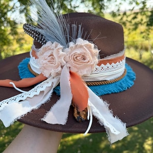 Chapeau Fedora de cow-boy brûlé orné de fleurs orange crème marron turquoise femme automne automne personnalisé Chapeau western de cow-girl Chapeau de foire de rodéo Chapeau de concert