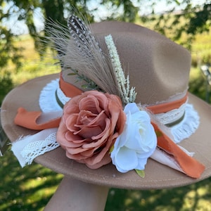 Damen Herbst Tan Orange Creme Olive Floral verschönerte gebrannter Cowboy Fedora Hut Benutzerdefinierte Cowgirl Hut Westernhut Rodeo Fair Hut Konzerthut