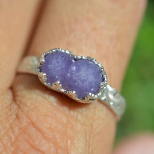 Handgemaakte sterlingzilveren ring met sprankelende ruwe druivenagaat/maat 10,5