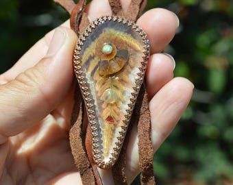 Handgemachte Krawatte aus Kupfer und Leder mit einem Farn aus Opal, Ammonit und Granat