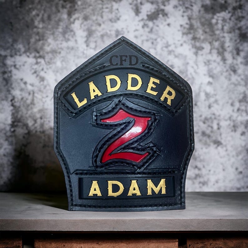 Custom Leather Fire Helmet Shield - Handcrafted Firefighter Helmet Front, Personalized Firefighter Gift, Durable Leather Shield for Firemen bild 4