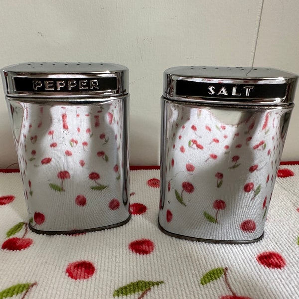 Vintage Chrome Salt & Pepper Shakers. Lincoln Beautyware, 1950's. Rounded Rectangular Salt and Pepper Shakers. Used Vintage Kitchen Decor.
