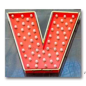 Arte de letras, arte do alfabeto de letra V, letras de letreiro de néon vintage Vegas