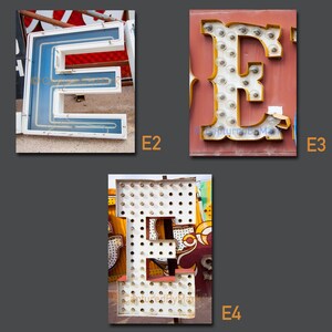 K&ouml;nnte beinhalten: Drei Vintage-Neon-Schilder, jedes mit dem Buchstaben "E" in einem anderen Stil. Das erste Schild ist blau mit wei&szlig;en Neonr&ouml;hren. Das zweite Schild ist gelb mit wei&szlig;en Gl&uuml;hbirnen. Das dritte Schild ist wei&szlig; mit wei&szlig;en Gl&uuml;hbirnen.
