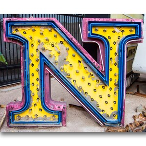 Arte da letra, arte do alfabeto da letra N, letras do letreiro de néon Vintage Vegas